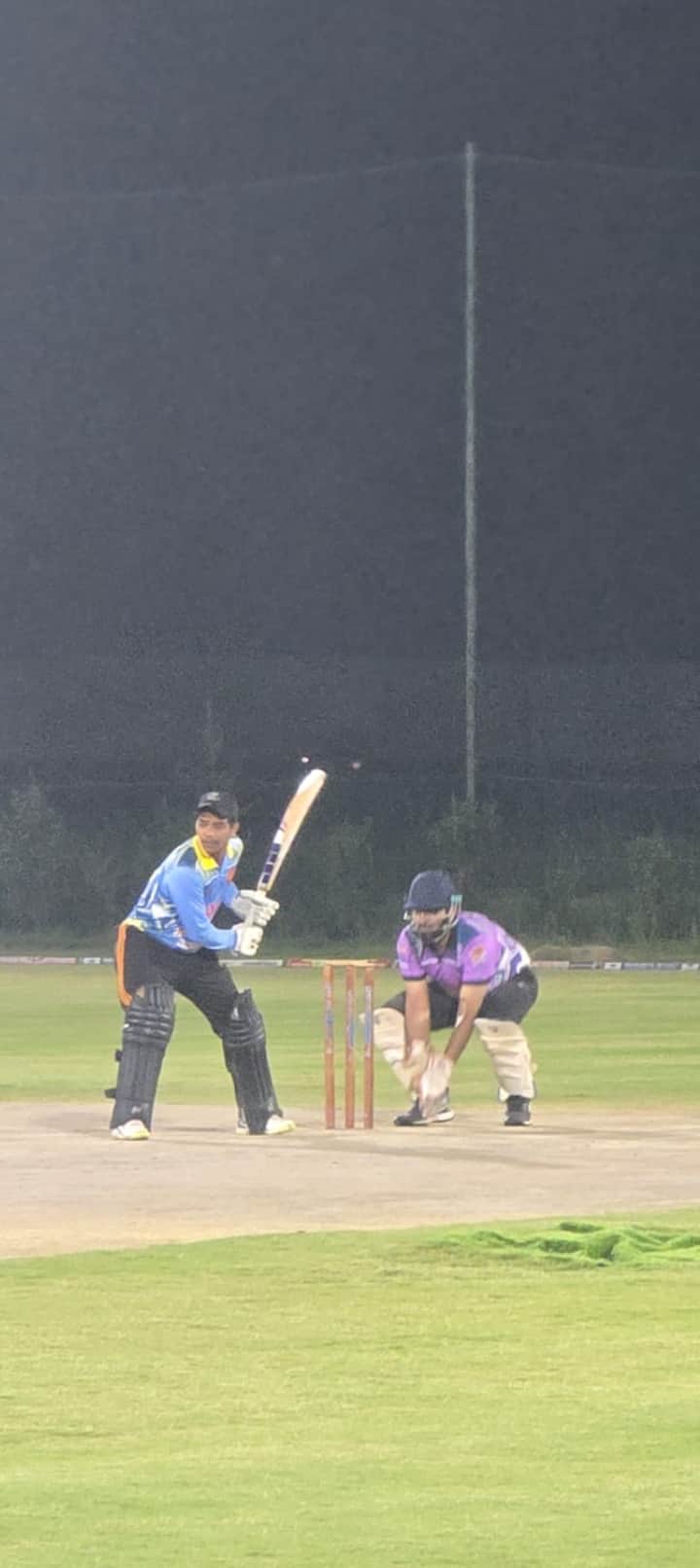 टूर्नामेंट के मैच में शॉट लगाता खिलाड़ी। स्रोत : आयेाजक