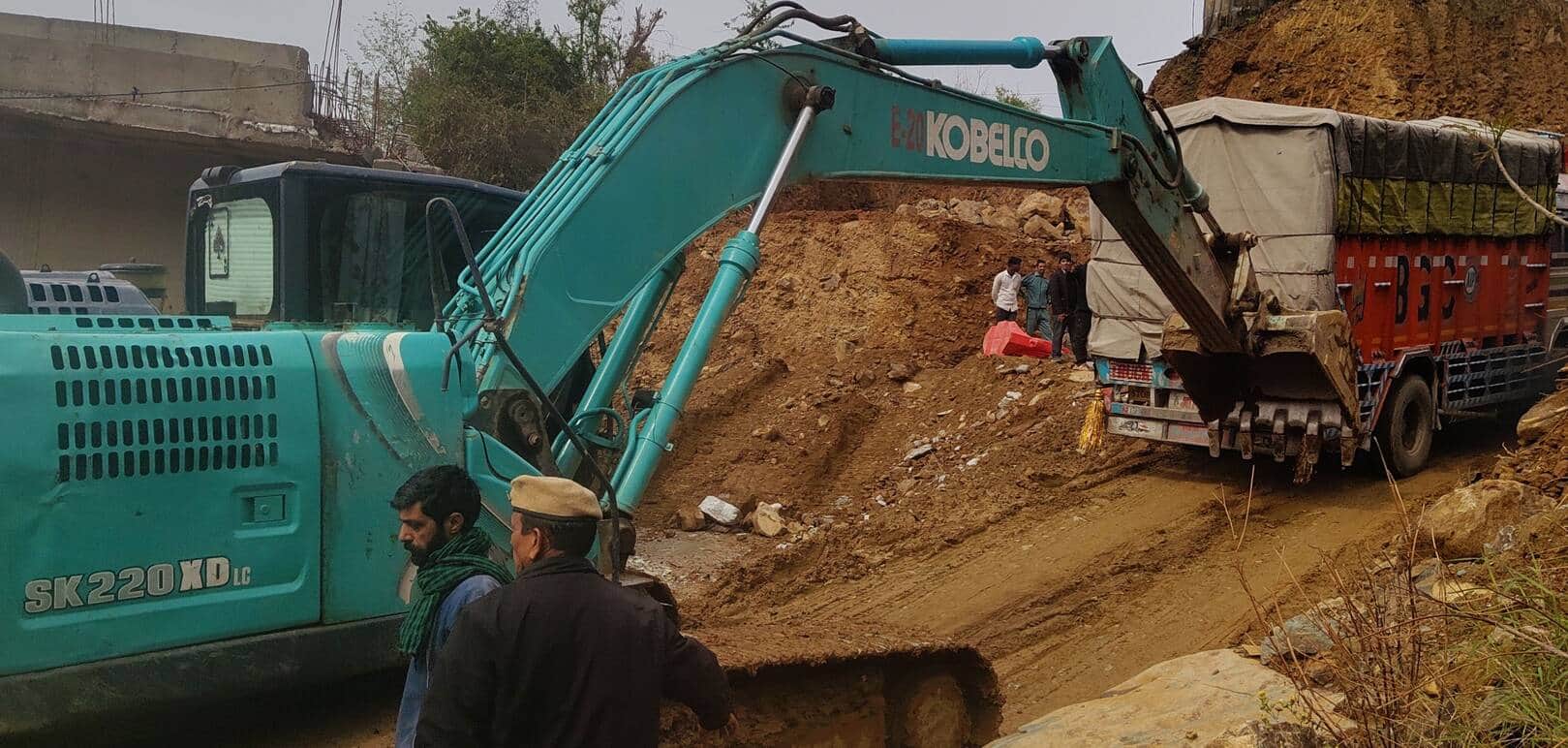 द्रंग के पास अस्थायी रैंप से मशीनरी से धक्का देकर फोरलेन पर वाहन को भेजते हुए। संवाद