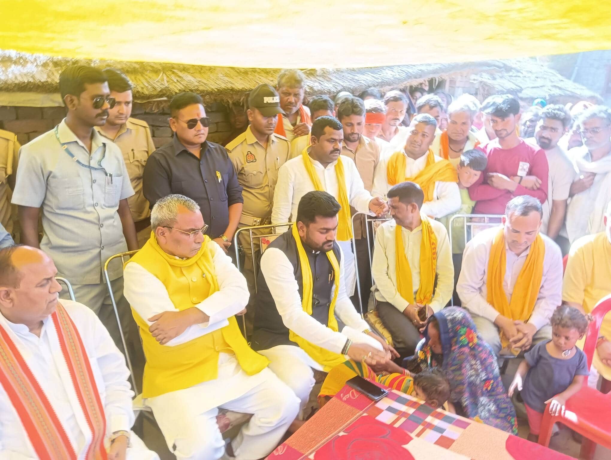 दरियाबाद क्षेत्र के पारा बेहटा गांव में पीड़ित परिवार से बात करते कैबिनेट मंत्री ओम प्रकाश राजभ