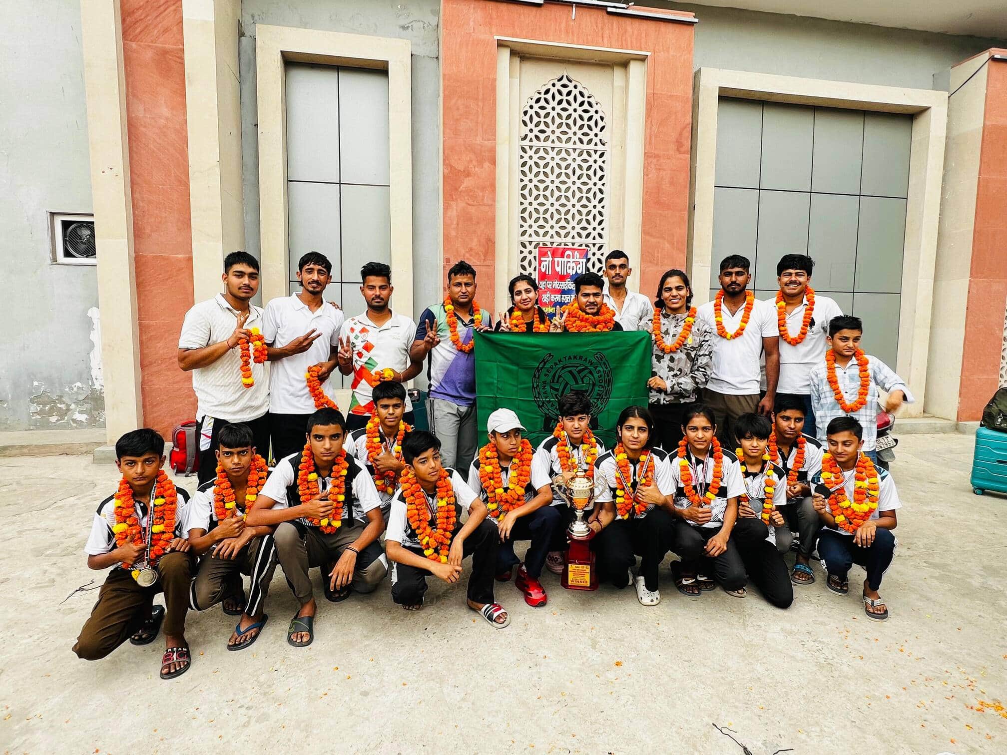 दादरी स्टेशन पर विजेता खिलाड़ियों का स्वागत करते हुए।