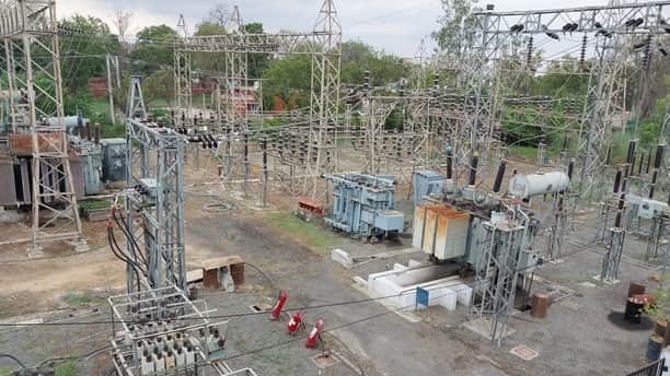 दादरी स्थित बिजली निगम कार्यालय में पावर सब स्टेशन। 