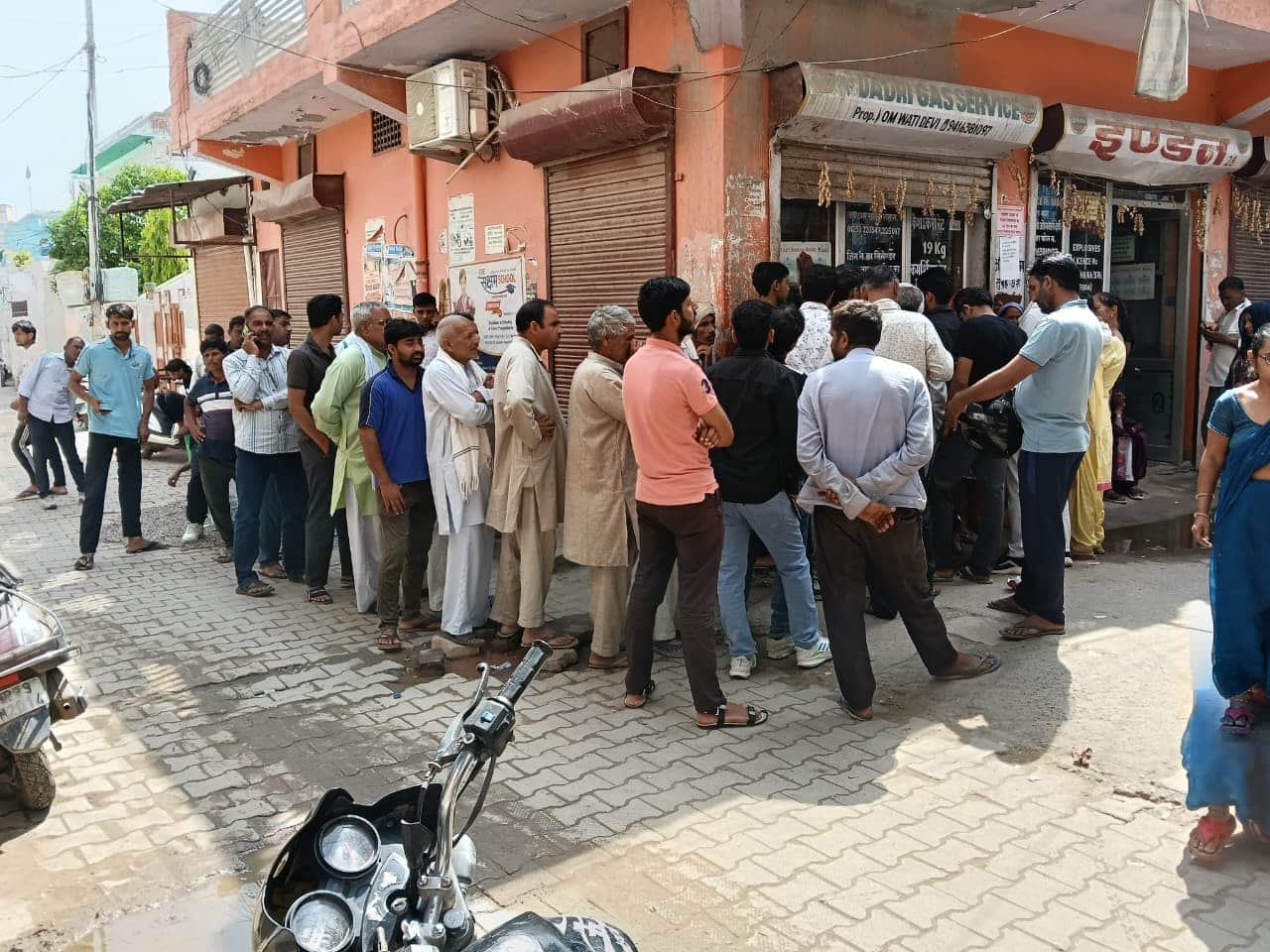 दादरी शहर की एक गैस एजेंसी के बाहर कतार में खड़े उपभोक्ता। 