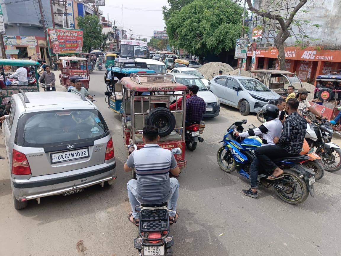 Traffic jam due to vehicles parked on both sides of the highway