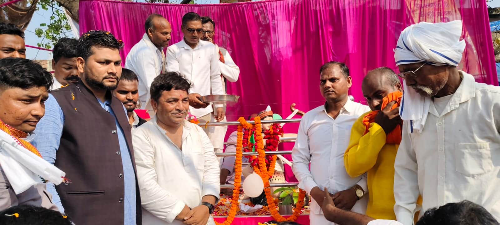 धानी में वीर एकलव्य के मुर्ति के अनावरण करते विधायक वीरेंद्र चौधरी।