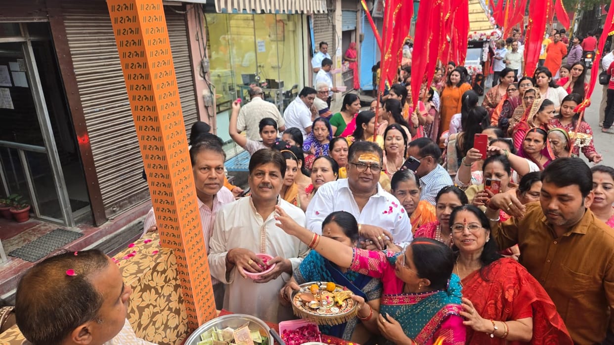 Silver flag will be offered to Sankatmochan on his birth anniversary, 221 people took out a morning procession