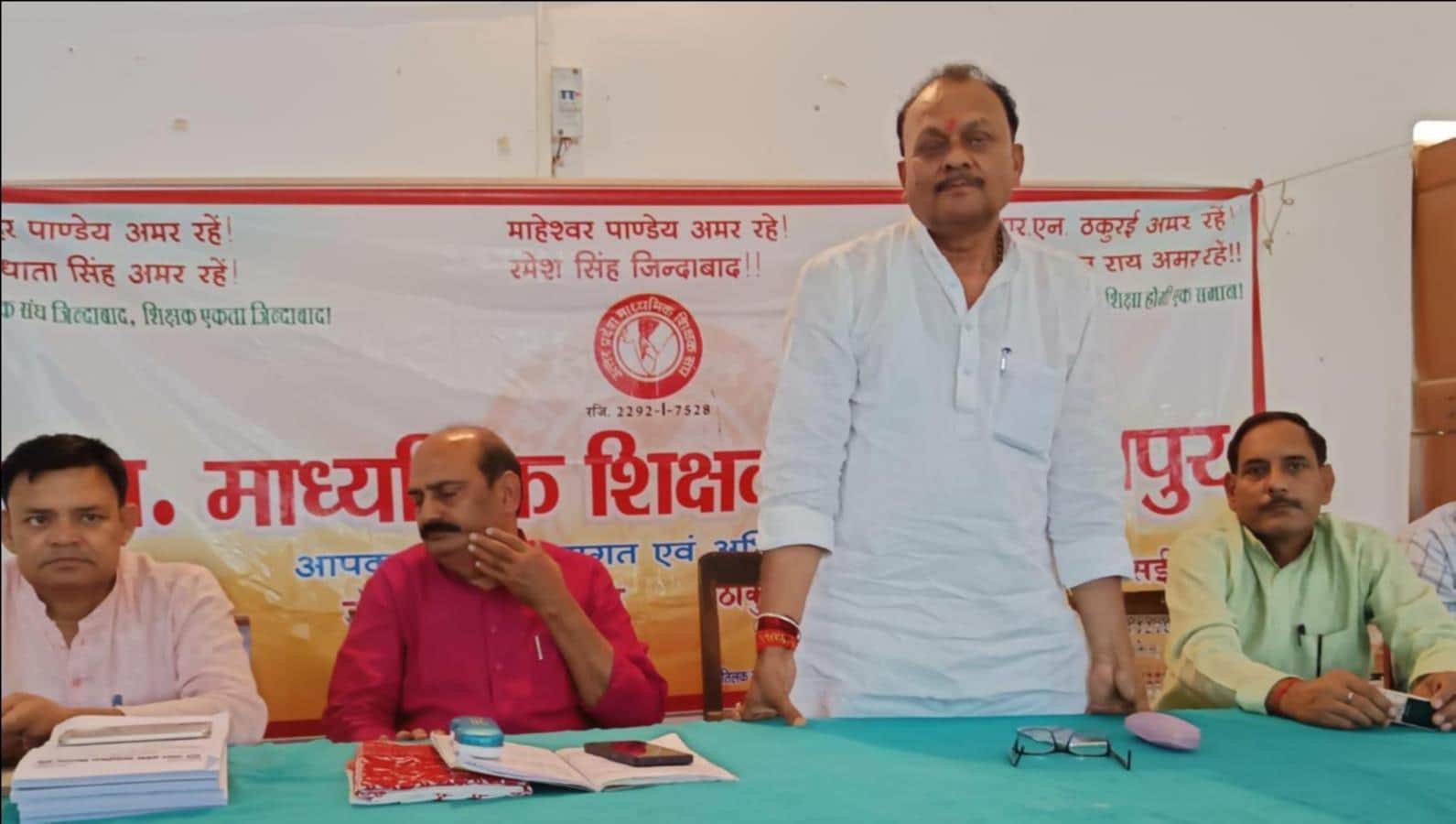 उत्तर प्रदेश माध्यमिक शिक्षक संघ ठकुराइ गुट की बैठक में बोलते संगठन के प्रांतीय संरक्षक शिक्षक 