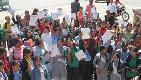 वार्षिक मार्कशीट के साथ प्रदर्शन...धर्मशाला के गर्ल्स स्कूल को बॉय स्कूल में मर्ज करने के वि