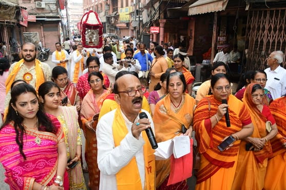 On the occasion of Lord Mahavir's birth anniversary, a procession was taken out and flowers were showered on the deity