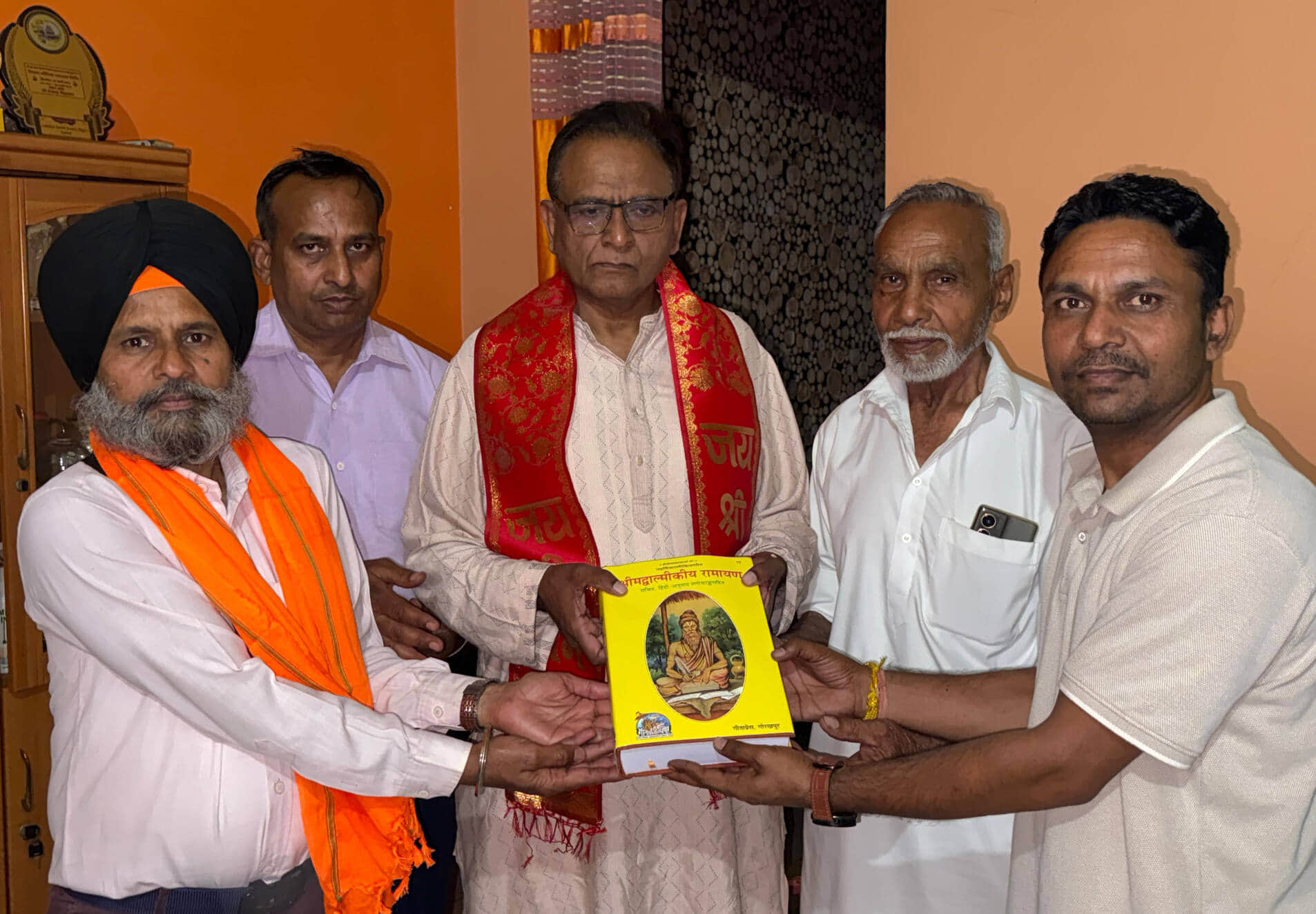 विश्व हिन्दू परिषद के प्रांत अध्यक्ष पूर्व न्यायाधीश पवन कुमार को रामायण भेट करते तेजिंद्र सिंह