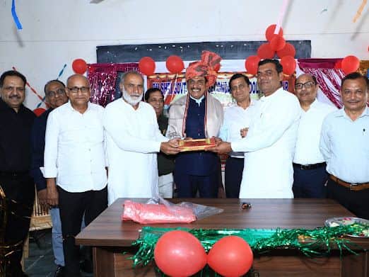 01जेएनडी12: सेवानिवृत्त होने पर संजय चौधरी को सम्मानित करते हुए। स्रोत संस्थान।