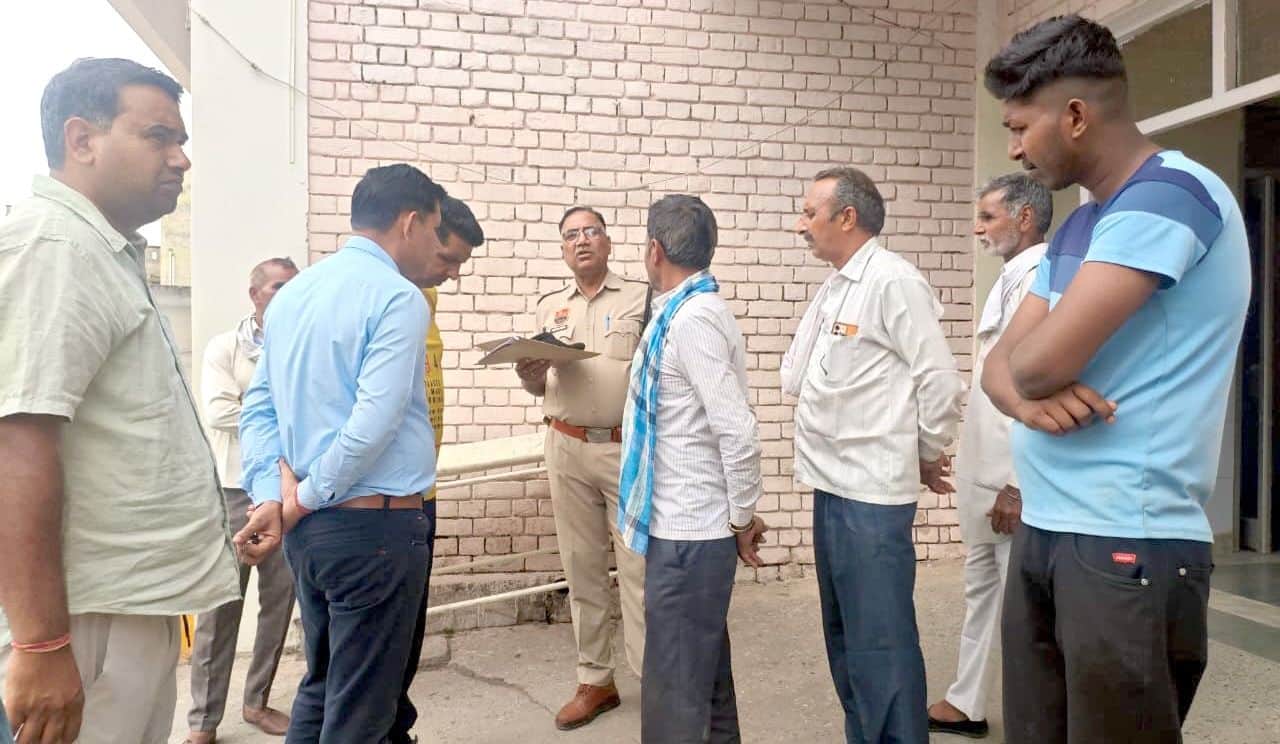 01जेएनडी20-नागरिक अस्पताल में परिजनों से बातचीत करती पुलिस। स्रोत परिजन