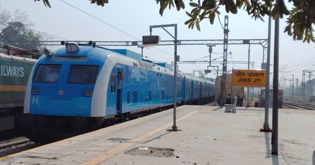 01जेएनडी27-रेलवे जंक्शन पर खड़ी हाईड्रोजन ट्रेन। फाइल फोटो