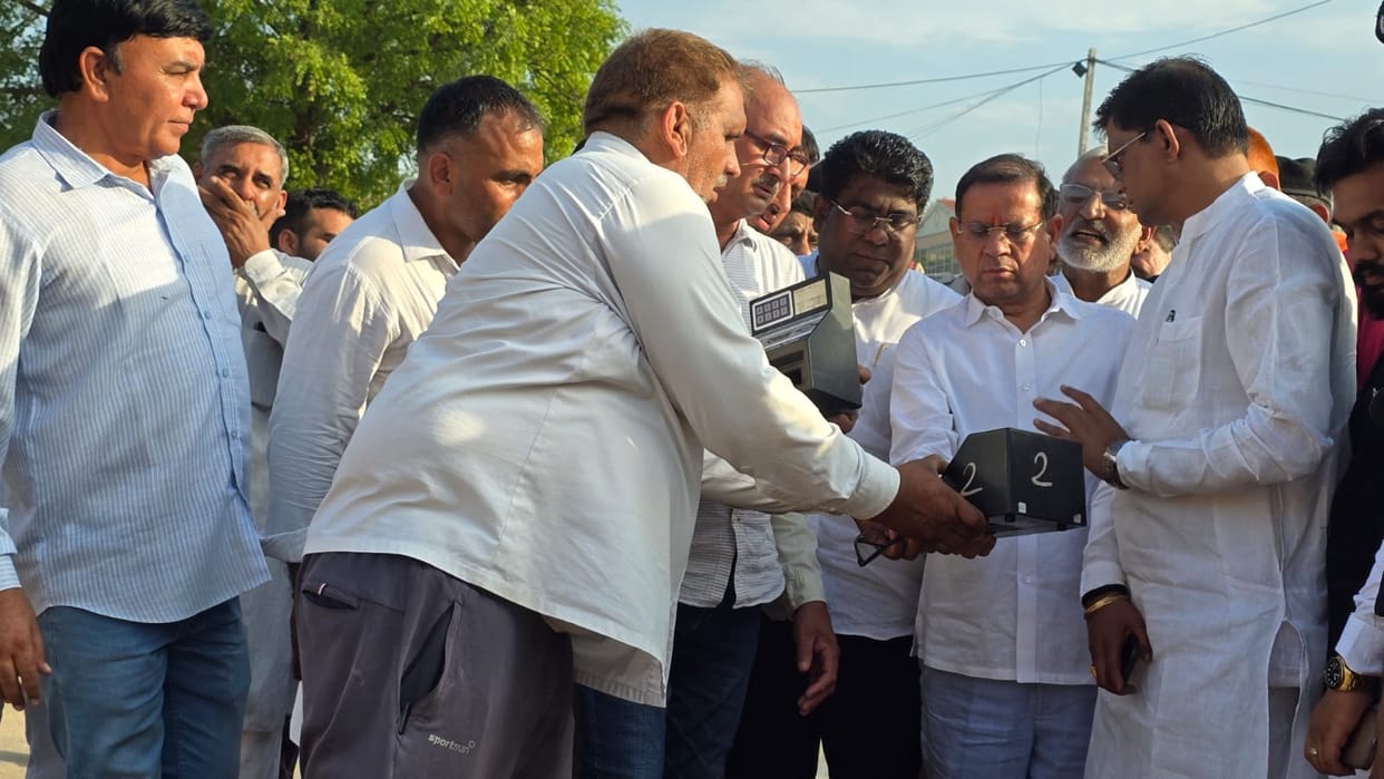 In the presence of the Minister, one heap of wheat was found to have 13 percent moisture, while another had 12 percent.