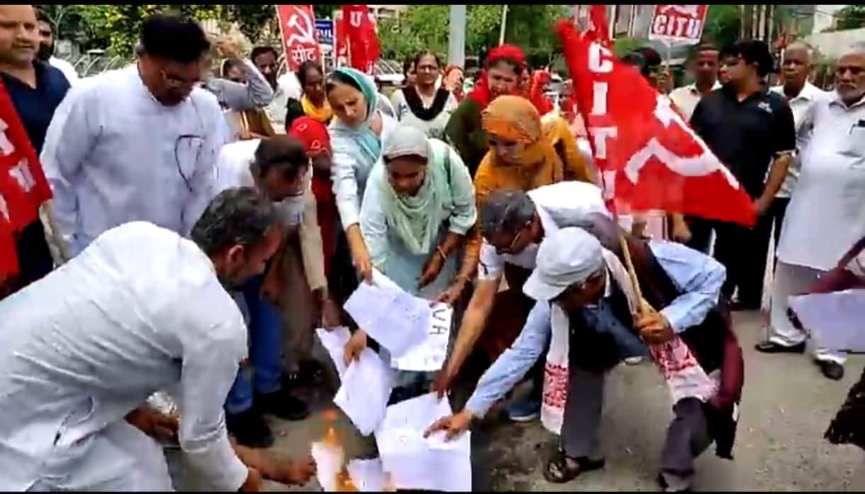 05-रोहतक के मानसरोवर पार्क के पास लेबर कोड्स के विरूद्ध विरोध प्रदर्शन करते मजदूर व कर्मचारी स