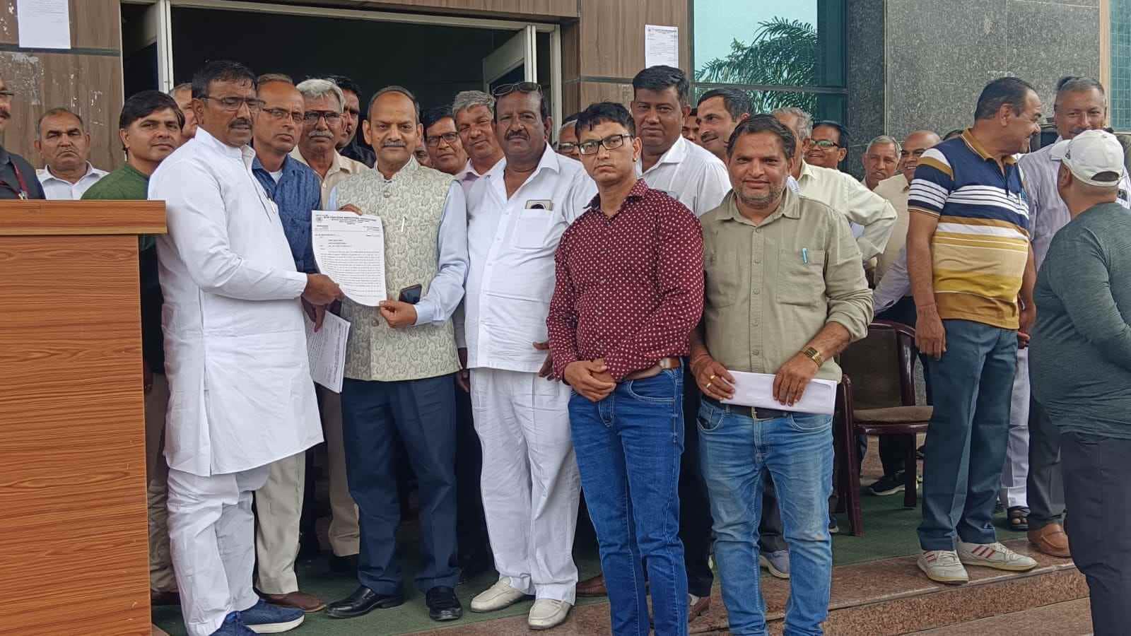 13-कुलसचिव डॉ. कृष्णकांत को अपनी मांगों को लेकर ज्ञापन देते एमडीयू में गैर- शिक्षक कर्मचारी सं