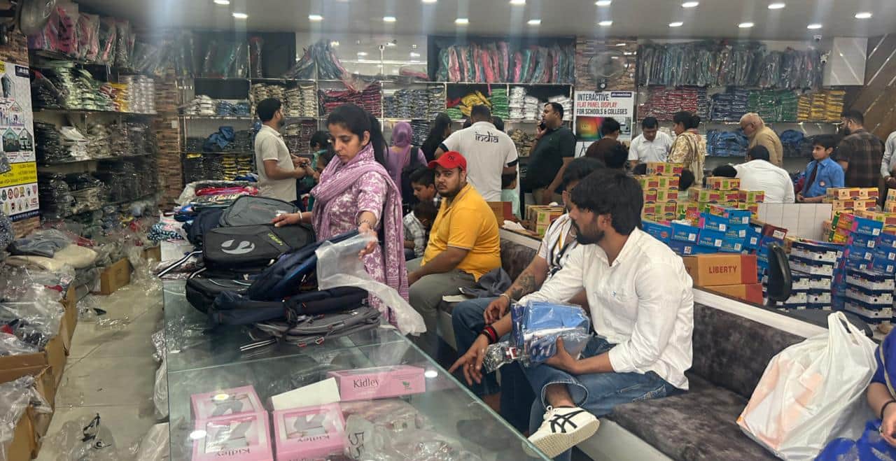 16-रोहतक के डीएलएफ कॉलोनी में एक दुकान पर ड्रेस खरीदते अभिभावक। संवाद