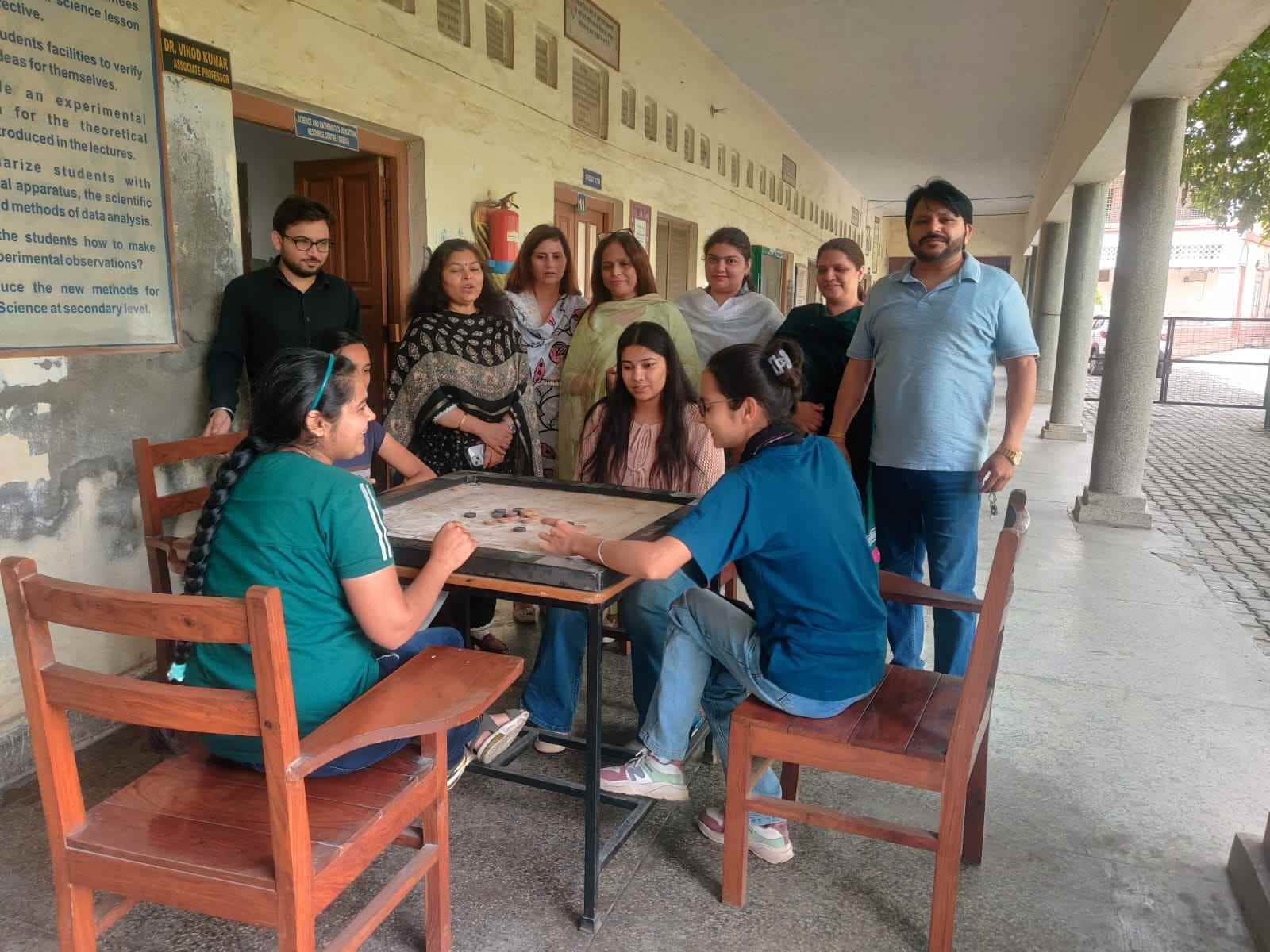 20-गौड़ ब्राह्मण शिक्षण महाविद्यालय में आयोजित प्रतियोगिता के दौरान कैरम खेलते खिलाड़ी। स्रोत