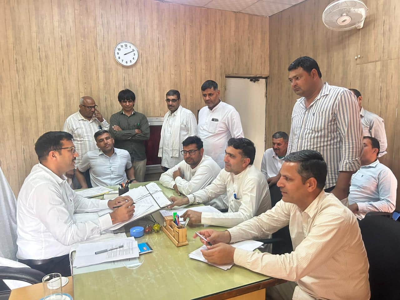 26-रोहतक के बस स्टैंड कार्यालय में यातायात प्रबंधक जयबीर हुड्डा से वार्ता करते रोडवेज कर्मचारी 