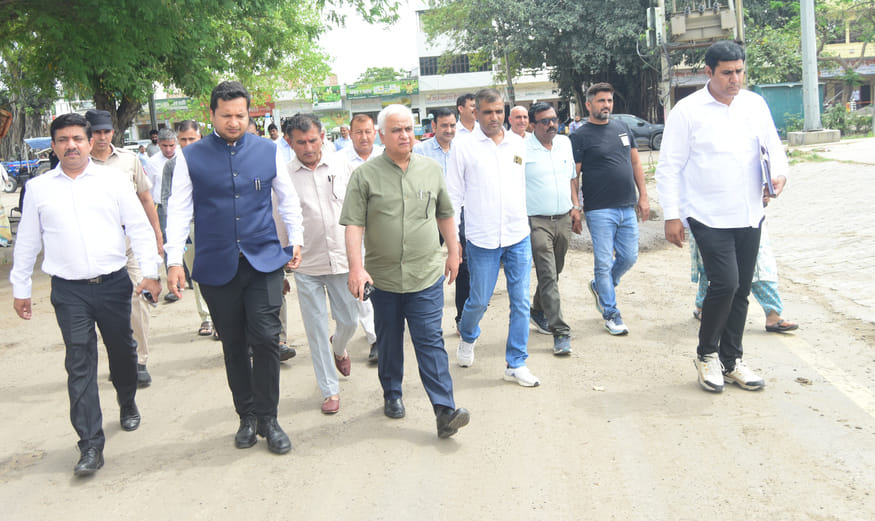 Wheat was not purchased on the first day in the market, four gate passes were cut in Rohtak and 22 in Sampla.