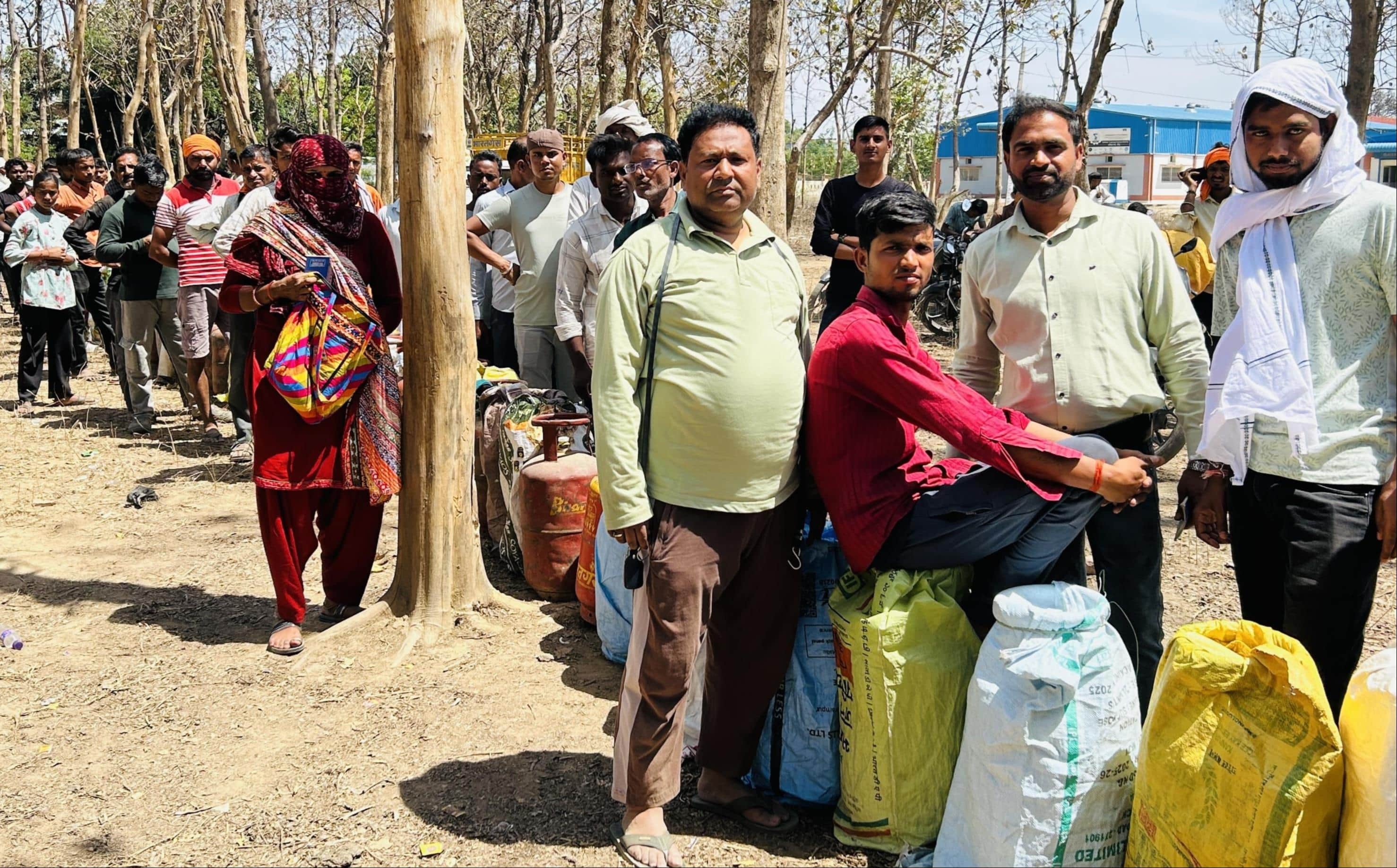 आईटीआई मैदान में कड़ाके की धूप के बीच गैस सिलिंडर के लिए लाइन में लगे उपभोक्ता। -संवाद