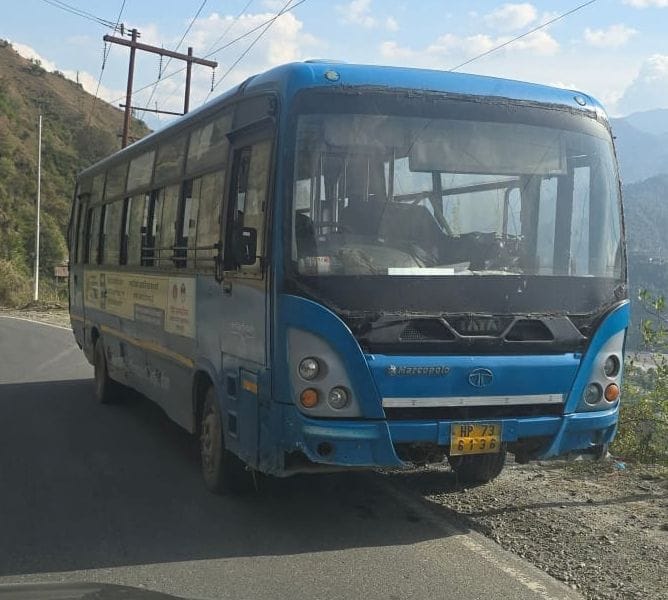 Now the wheels of two buses have stopped on the Chamba-Saluni route.
