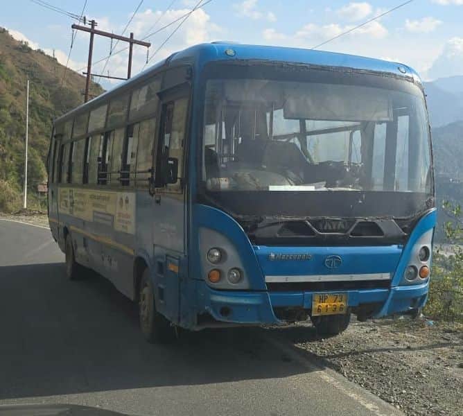 आधे रास्ते खराब खड़ी सलूणी की एचआरटीसी की बस: जागरूक पाठक