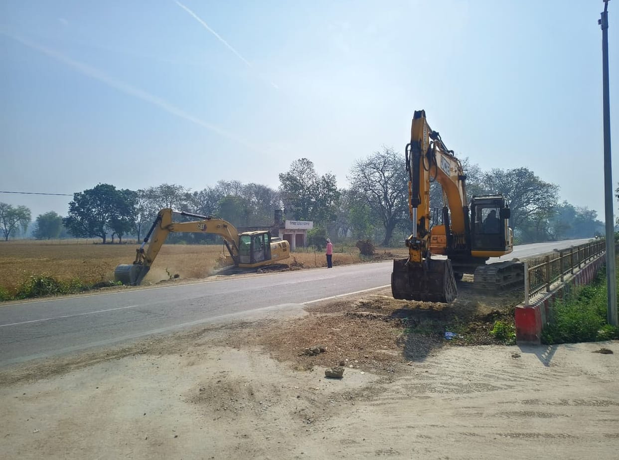 Construction of track started on the highway between Sahjipur-Amethi.