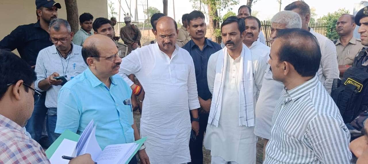 अमड़ा में पावर हाउस निर्माण के लिए निरीक्षण करते भाजपा विधायक सुशील सिंह व ट्रांसमिशन के एसई डी