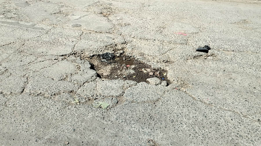 अनाज मंडी को जाने वाले मिर्च मंडी रोड पर बने गढ़्ढे। संवाद