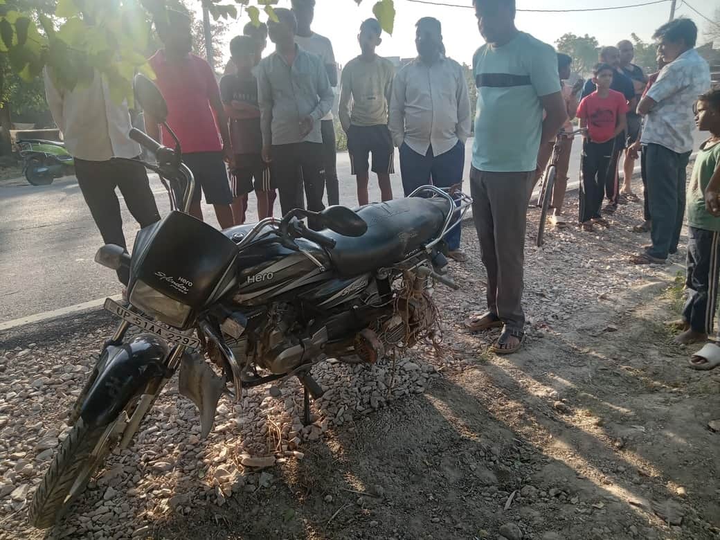 भुजैनिया गांव में ई रिक्शा चोरी के बाद बरामद चोरी की बाइक-संवाद