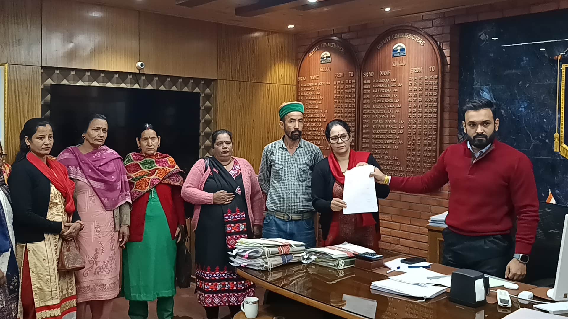 भ्रैण पंचायत के ओझरी गांव की महिलाएं उपायुक्त कुल्लू से समस्या बतातीं हुई। संवाद