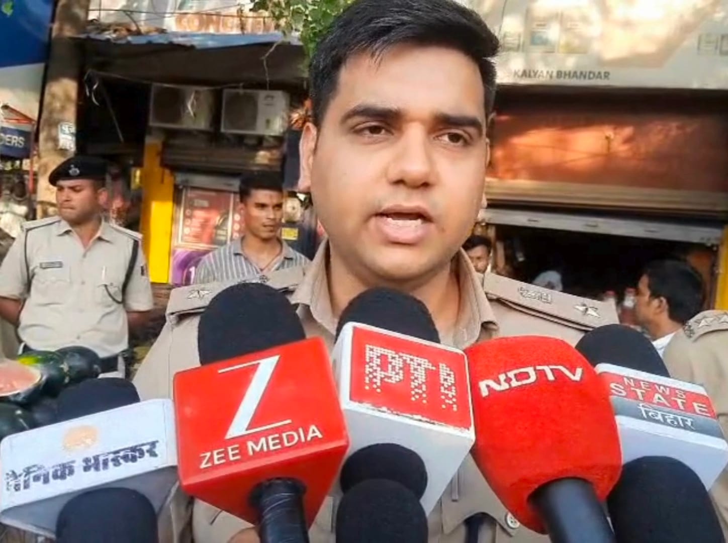 जानकारी देते हुए पुलिस अधिकारी