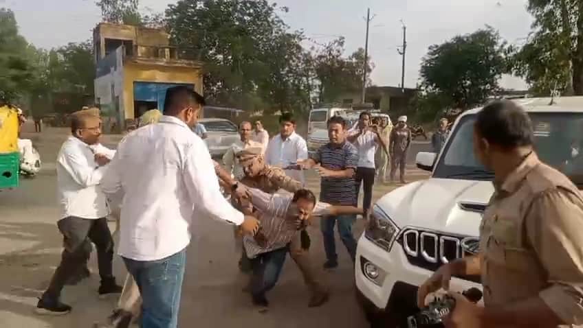 बिजनौर मे विदुर कुटी रोड पर आरा मशीन के पास पूर्व सांसद भारतेंद्र सिंह के गाड़ी के आगे कूदता आ