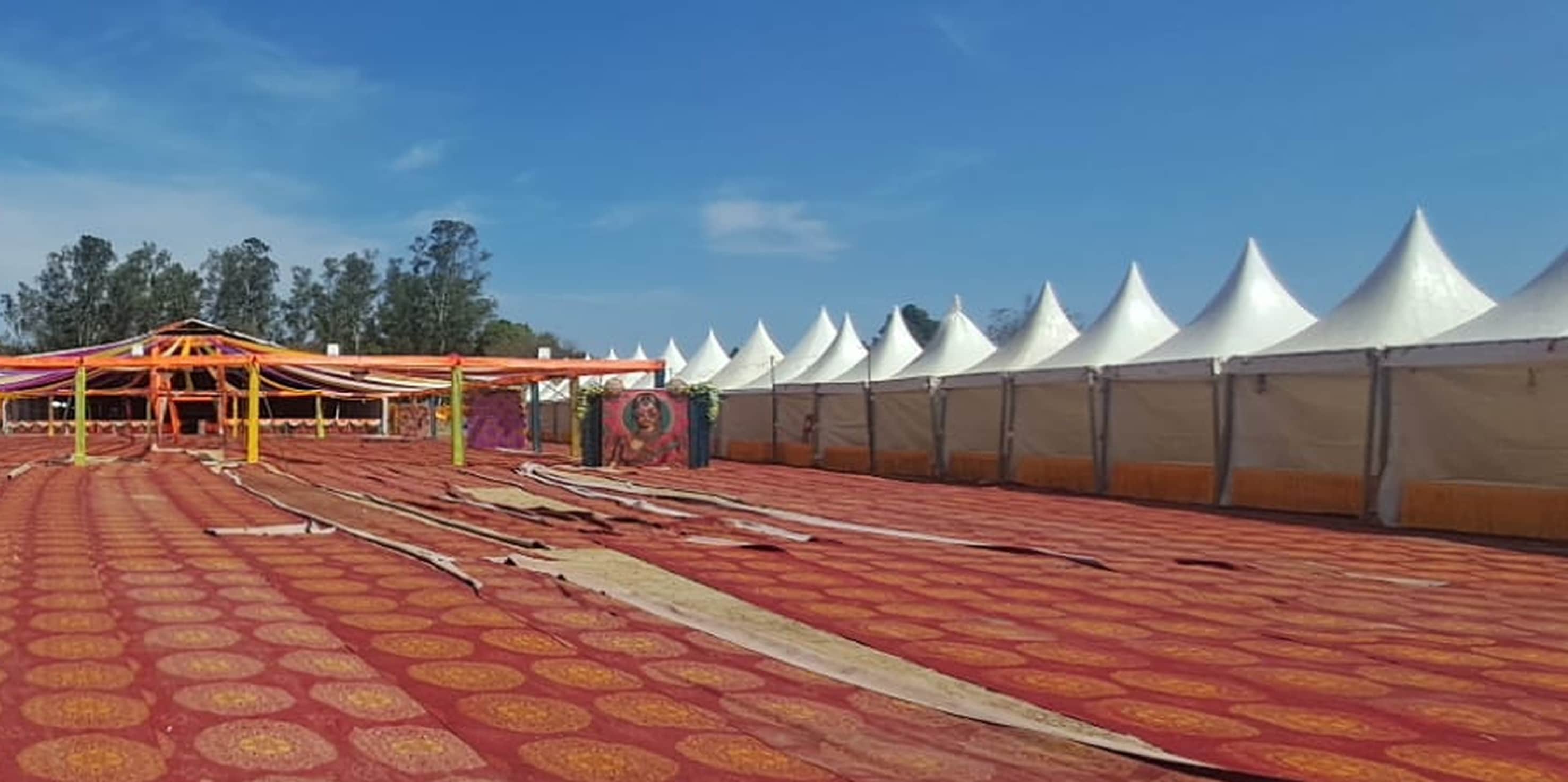 -बलरामपुर के बड़ा परेड ग्राउंड में महोत्सव के लिए तैयार मैदान ।-संवाद