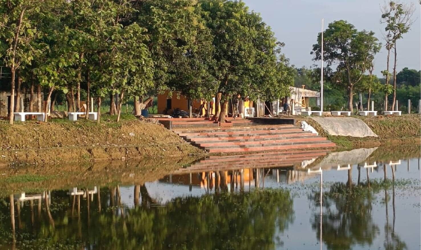 बलरामपुर के कलवारी गांव में बना अमृत सरोवर ।-स्रोत: विभाग