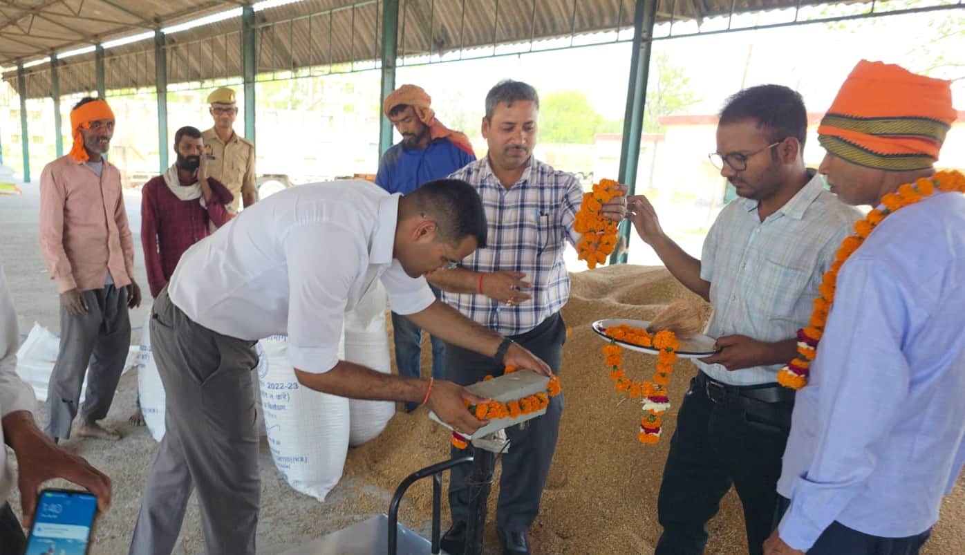 बलरामपुर के मंडी समिति में गेहूं खरीद का शुभारंभ करते डीएम व अन्य ।-स्रोत : विभाग