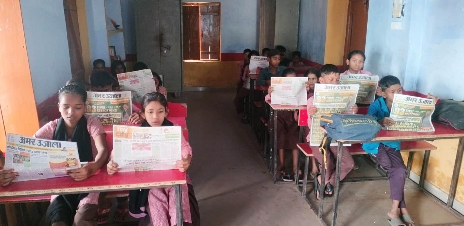 बलरामपुर के नगर पालिका जूनियर हाईस्कूल में अखबार पढ़ती छात्राएं ।-संवाद