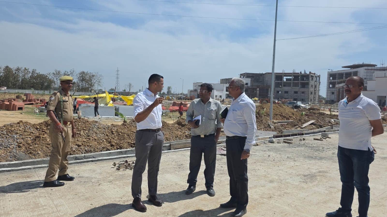 बलरामपुर में निर्माणाधीन मां पाटेश्वरी विश्वविद्यालय का निरीक्षण करते डीएम व अन्य ।-स्रोत: विभा