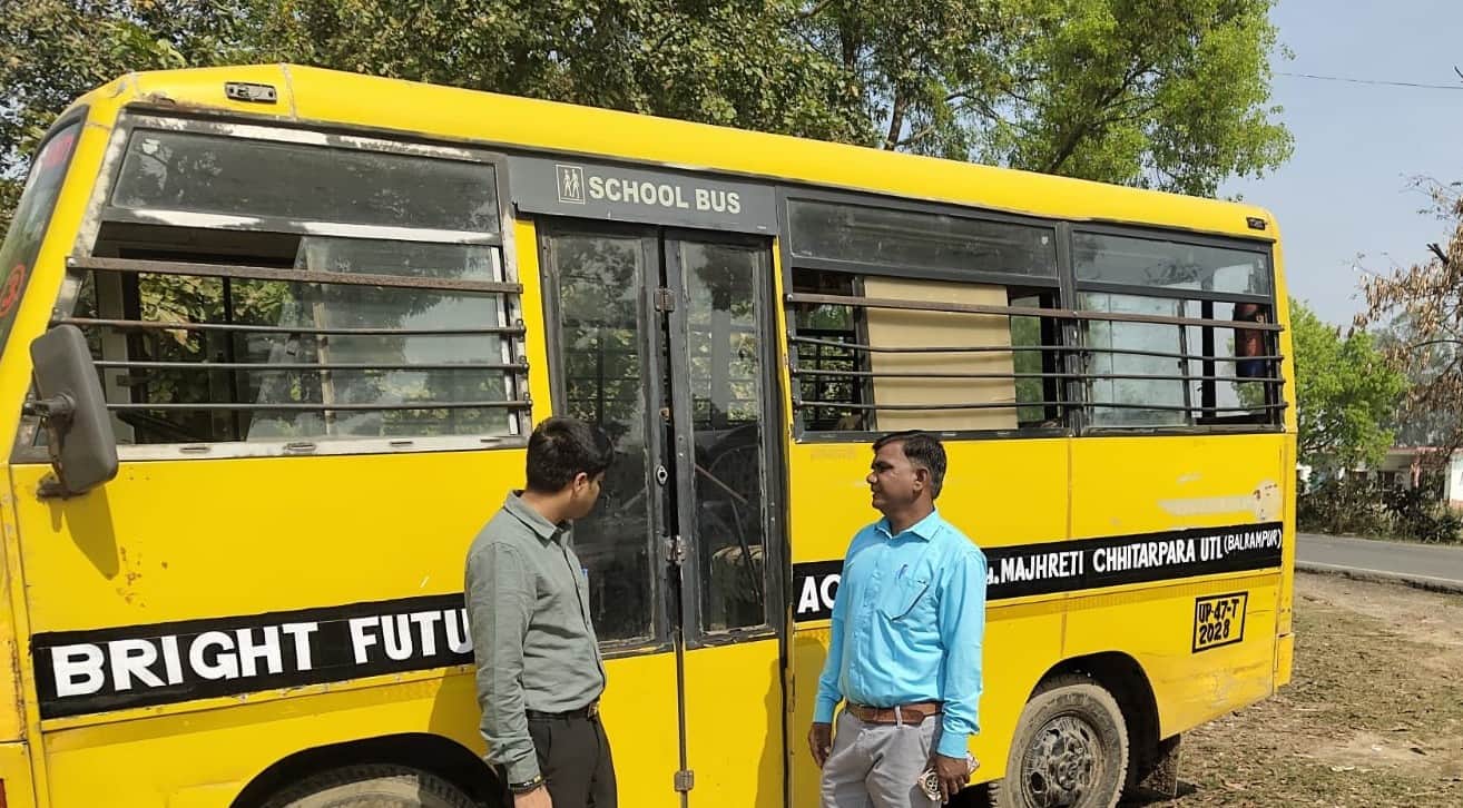 बलरामपुर में स्कूल बस की चेकिंग करते एआरटीओ ।-स्रोत: विभाग