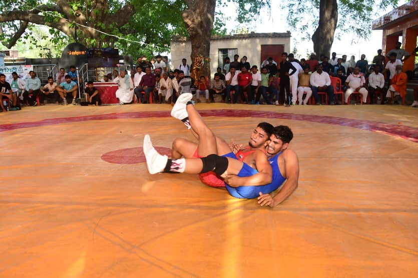 बेलवरिया में चल रही प्रादेशिक कुश्ती प्रतियोगिता में जीत के लिए दम लगाते मुजफ्फरपुर के पियूष व 