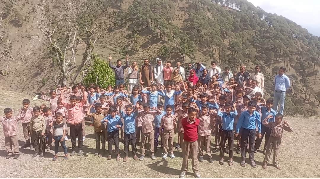 बनी के कछीड़ में शिक्षकों की कमी को लेकर प्रदर्शन करते बच्चे और लोगजागरूक पाठक