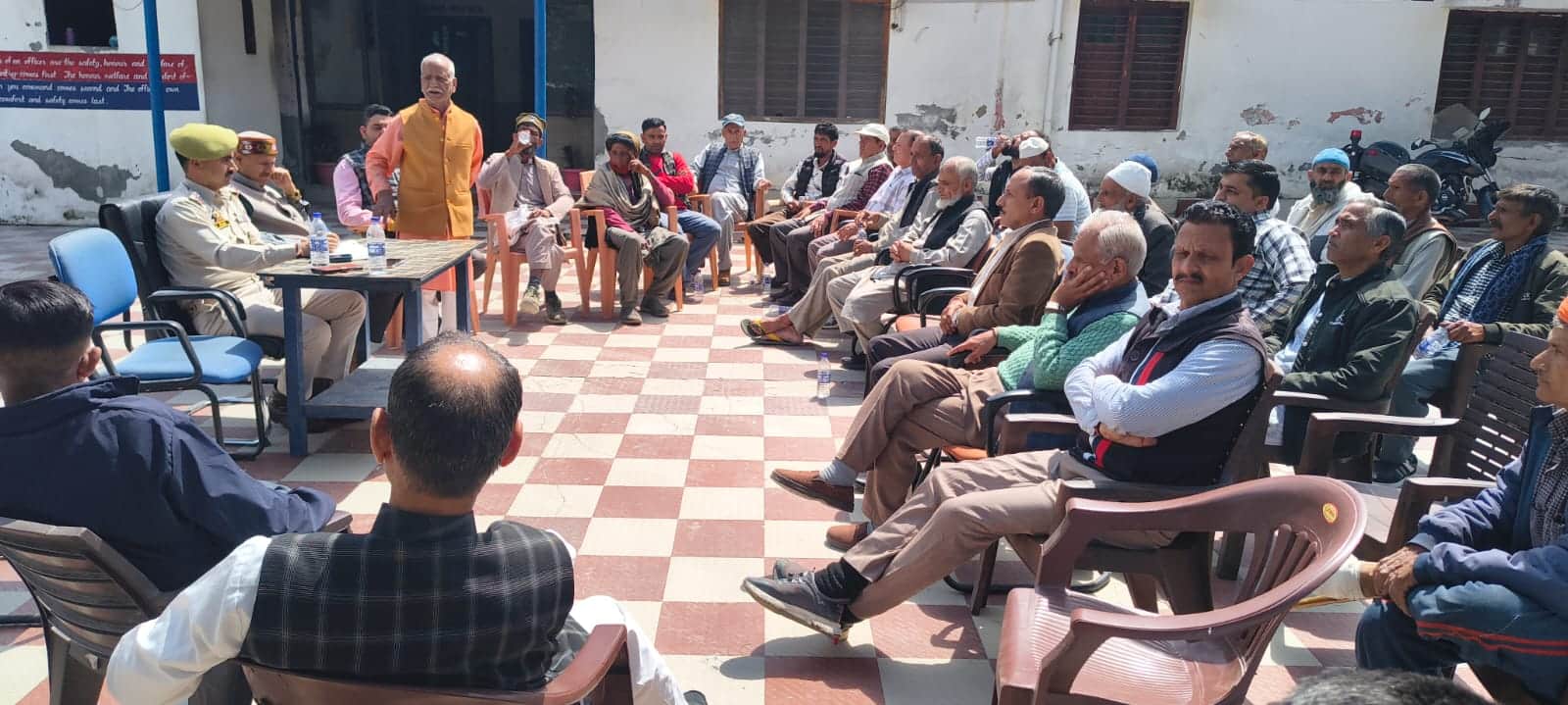 बनी में स्थानीय लोगों के साथ बैठक करते पुलिस अधिकारी संवाद