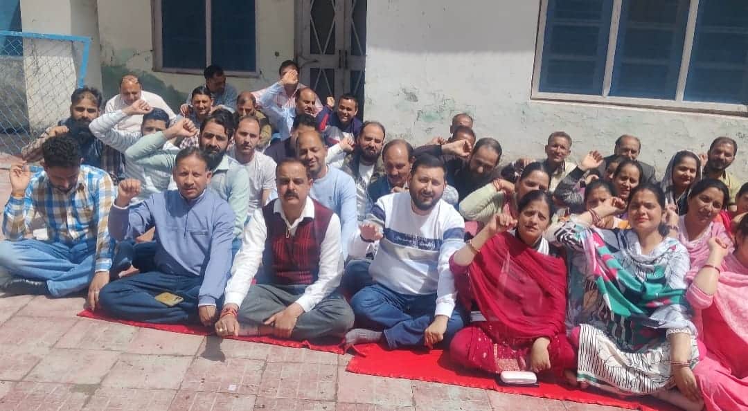 बनी में स्वास्थ्य कर्मी प्रदर्शन करते हुए संवाद