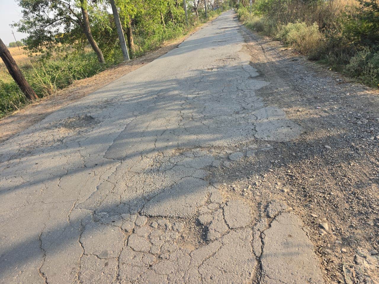 बरईपार से सुजानगंज (दहेव) मार्ग। संवाद