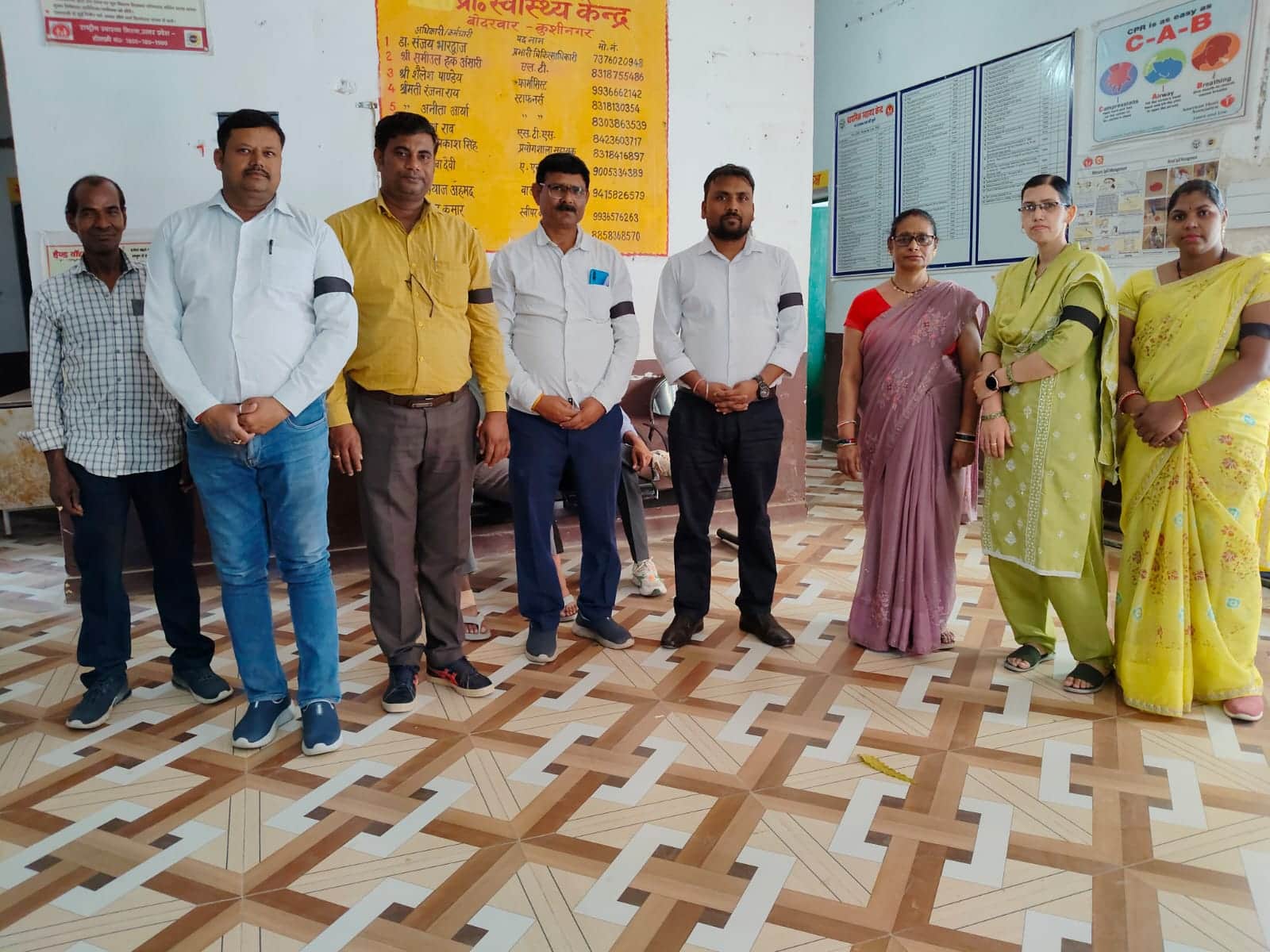 बोदरवार अस्पताल पर काली पट्टी बांध कर विरोध जताते कर्मचारी।संवाद