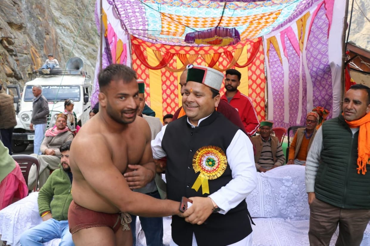 Vishal of Garola won the wrestling match of Hadsar.