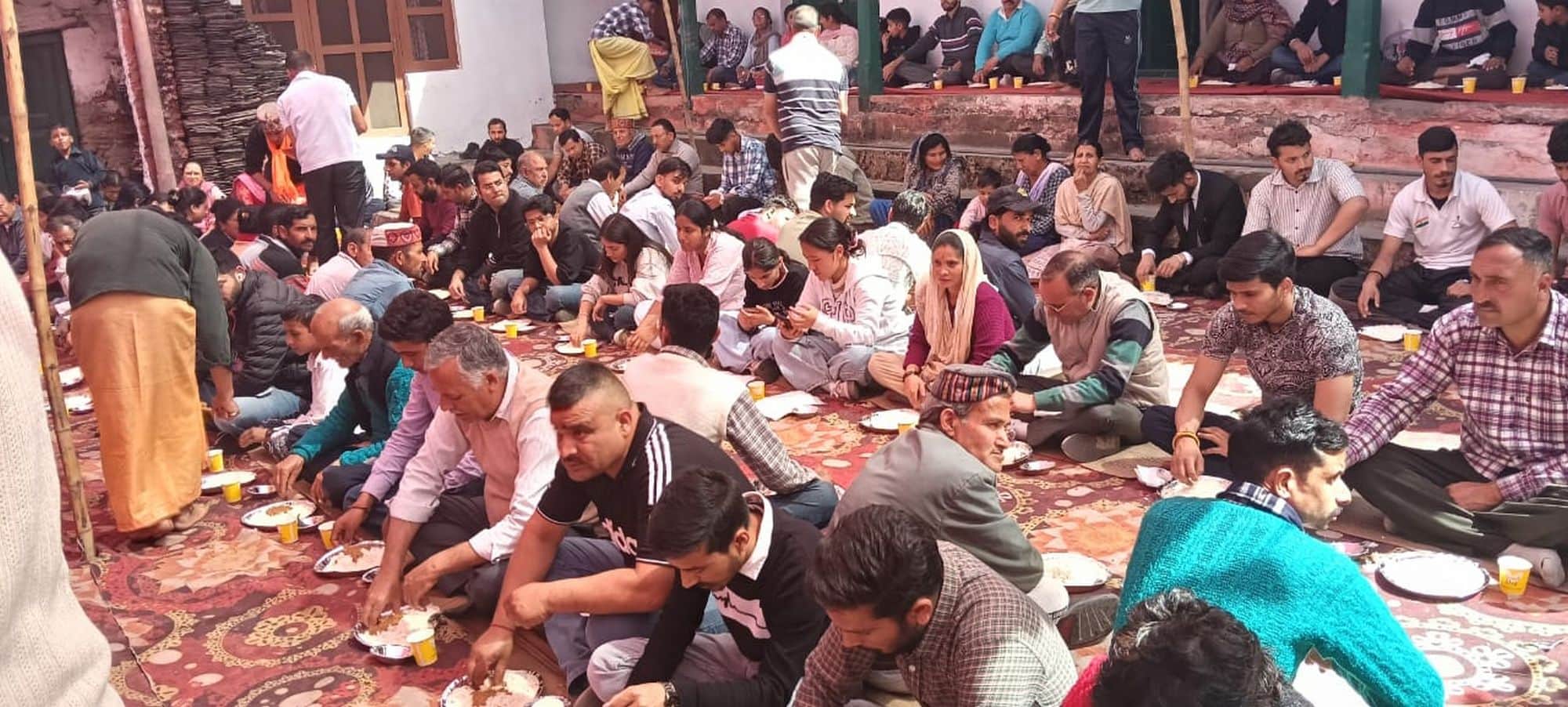 चंबा के सदर थाना परिसर में भंडारे के दौरान प्रसाद ग्रहण करते लोग।संवाद