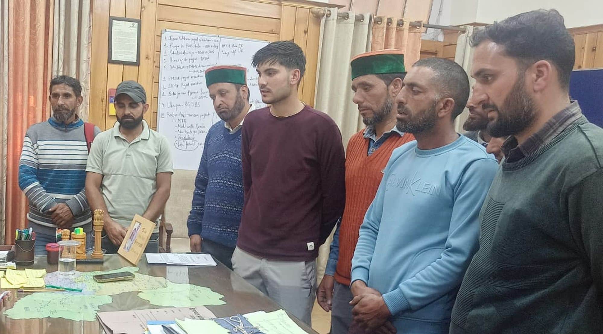 चंबा उपायुक्त को रैला स्कूल में प्रवक्ताओं के रिक्त पड़े पदों को लेकर ज्ञापन देते लोग।संवाद