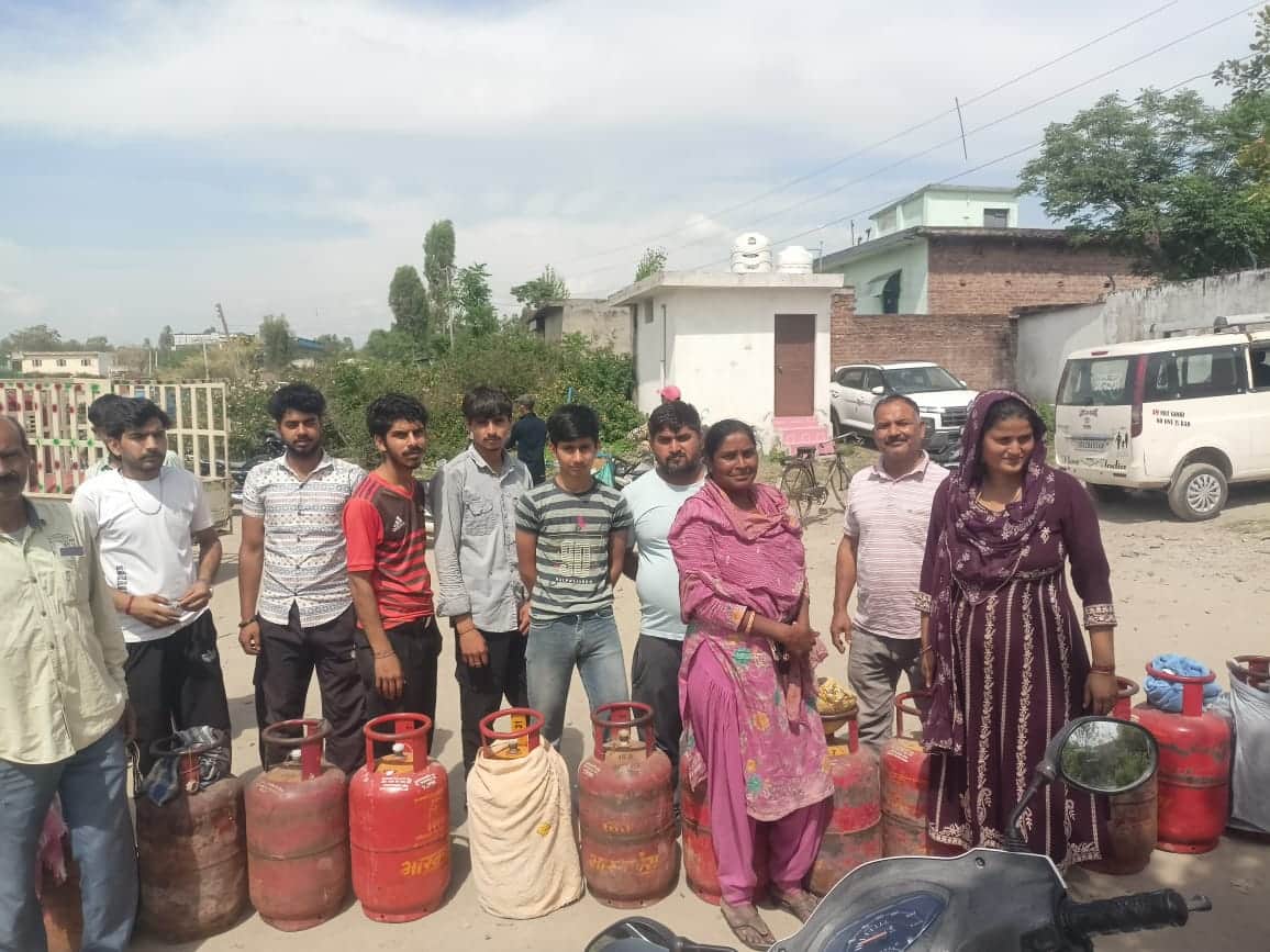 चडवाल में गैस एजेंसी के बाहर कतार में लोगों ने किया हंगामा संवाद