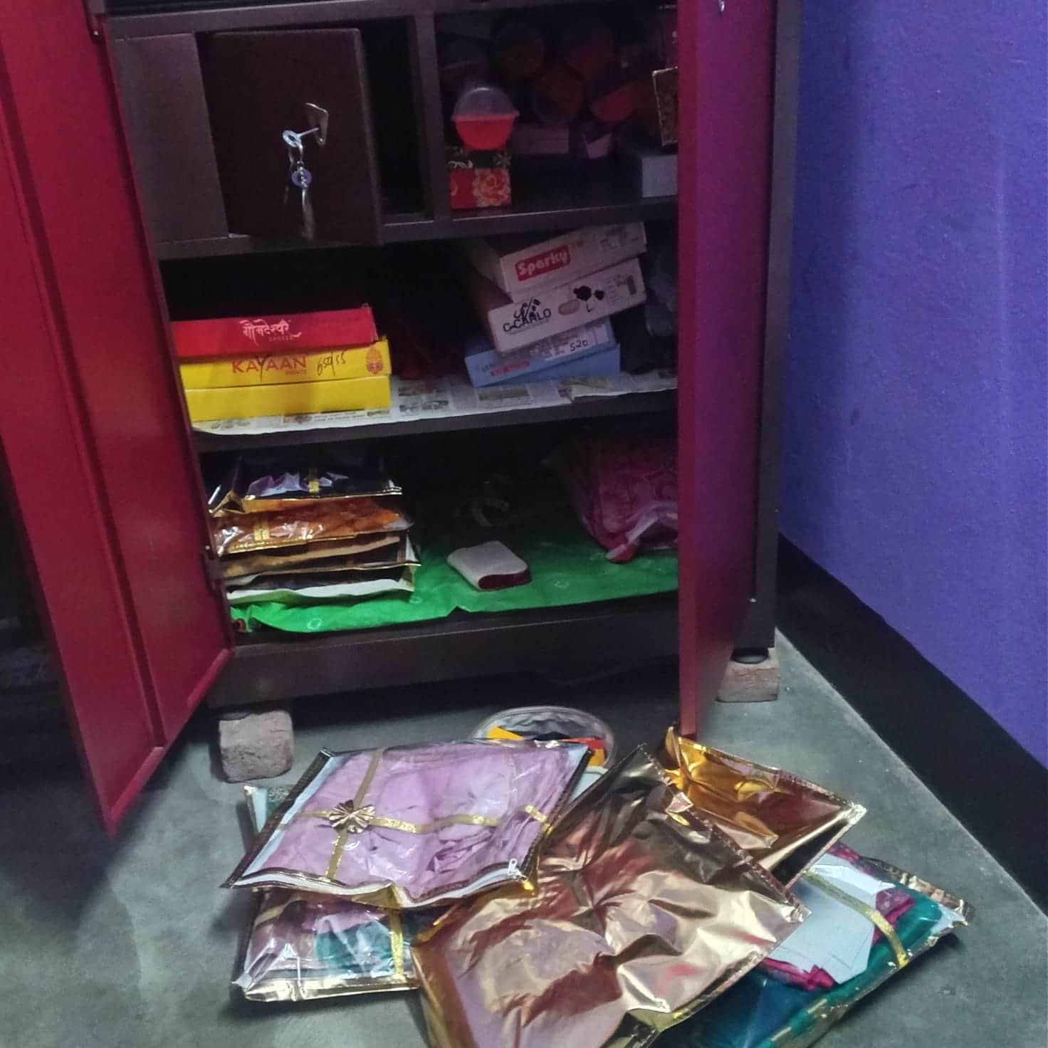 चोरी होने के बाद होमगार्ड मनोज के घर खुली पड़ी अलमारी। संवाद